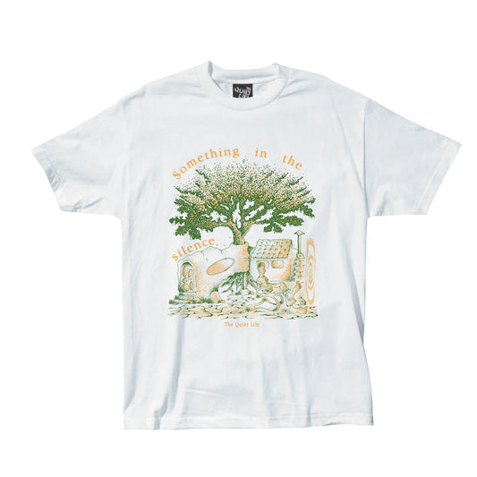 Hvid t-shirt fra The Quiet Life med et grønt træ og ordene something in the silence