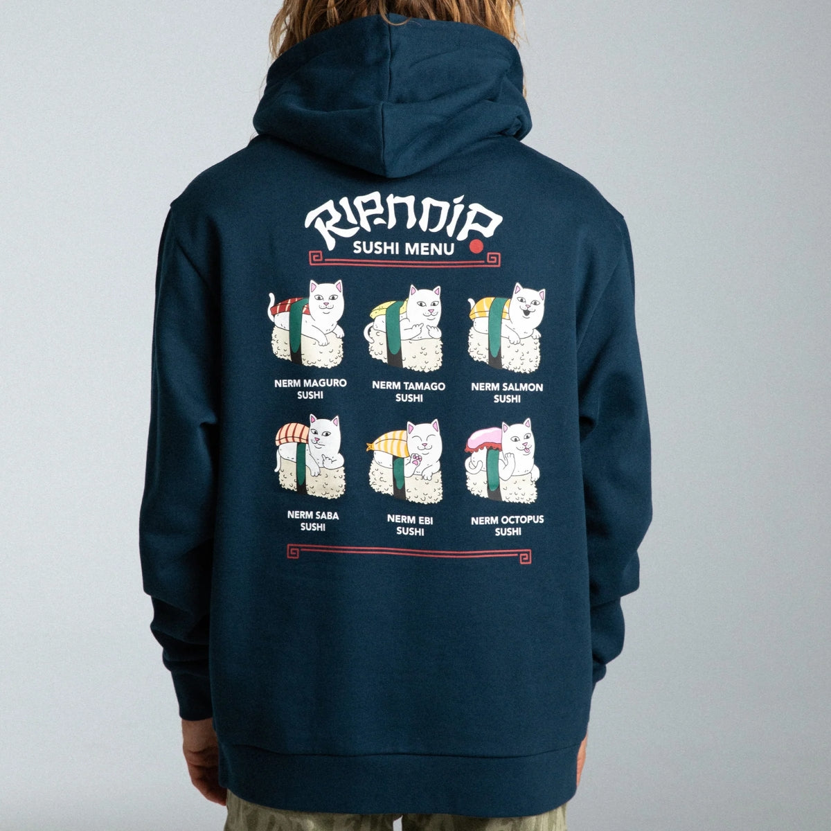 Modelfoto af RIPNDIP hoodie i mørkeblå med seks forskellige udgaver af Nerm som sushi